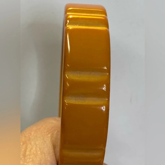 VINTAGE BAKELITE BANGLE IN BUTTERSCOTCH YELLOW - Picture 8 of 9